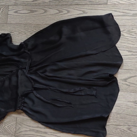 Beautiful black silky robe by Oscar De la Renta💕 - Picture 4 of 16